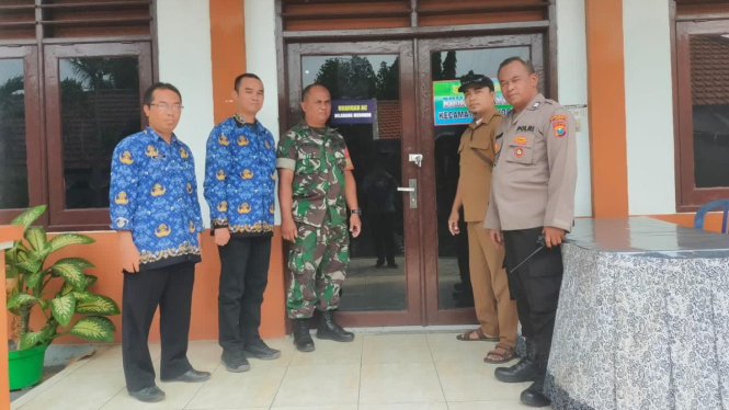 Petugas Polres Gresik siaga di PPK.