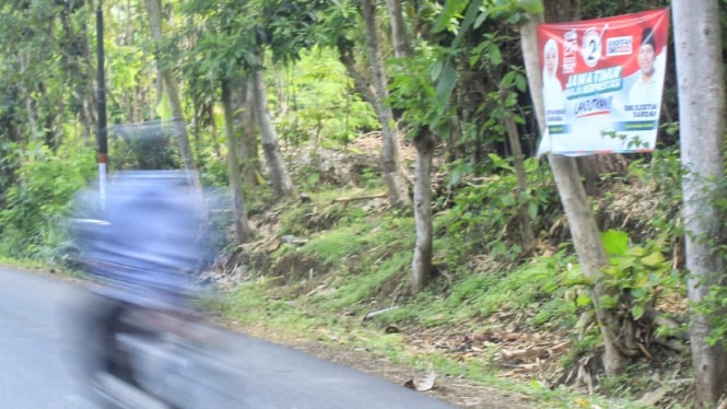 Salah satu APK masih terpasang salah satu Desa di Kecamatan Durenan Trenggalek.