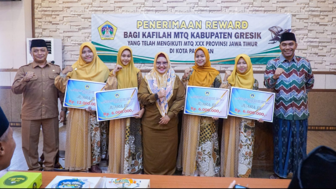 Wabup Gresik Aminatun Habibah berikan reward kafilah MTQ.