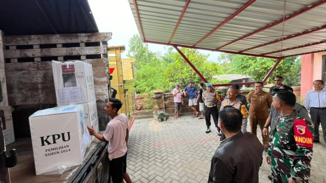 Patroli gabungan jelang pencoblosan, pastikan logistik Pilkada di Mojokerto aman.