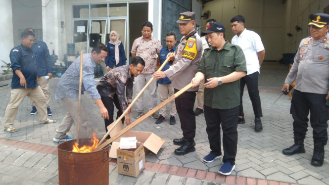 Pemusnahan kertas suara rusak pilkada di KPU Gresik.