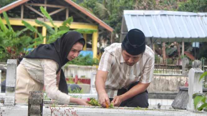 Emil dan Arumi berziarah ke makam leluhur di Trenggalek.