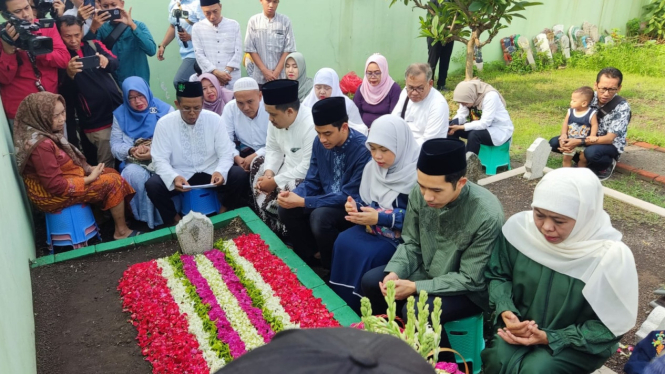 Khofifah saat di Makam Orang Tua dan Suaminya