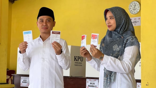 Cabup Mojokerto Gus Barra nyoblos dengan didampingi Istri.