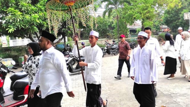 Calon Bupati Gresik Fandi Akhmad Yani beserta keluarga ke TPS 16.