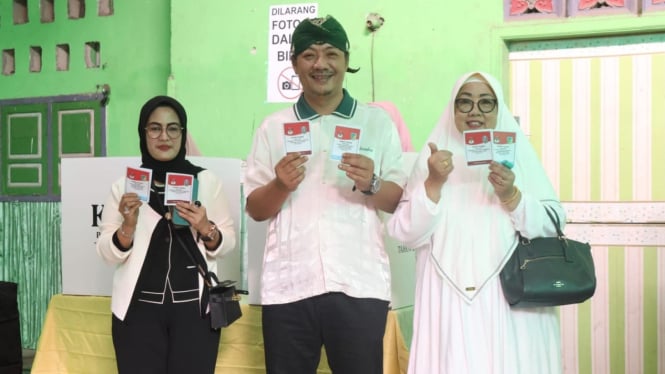 Deny menyalurkan hak suara bersama istri dan keluarga besar.