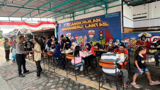 Polres Mojokerto Kota sediakan makan gratis usai coblosan.