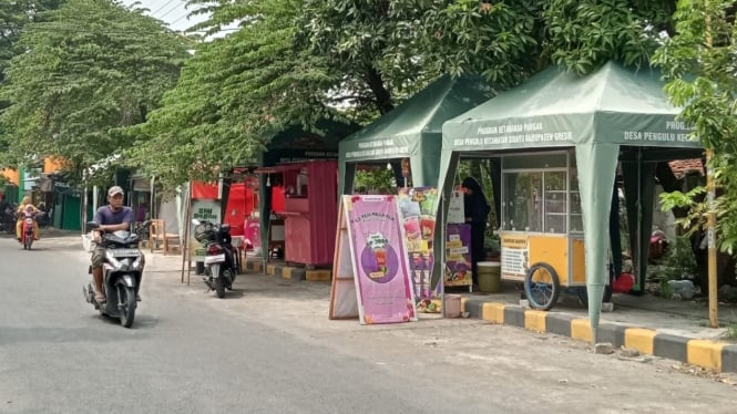 Lapak PKL Desa Pengulu yang disewa warga