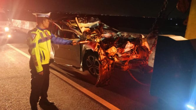 Kecelakaan Maut Truk dan Mobil di Tol KLBM Gresik