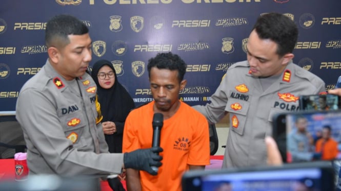 Wakapolres Gresik Kompol Danu saat interogasi pelaku ML