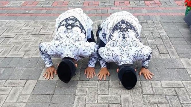 Guru di Lamongan sujud syukur usai gajinya naik