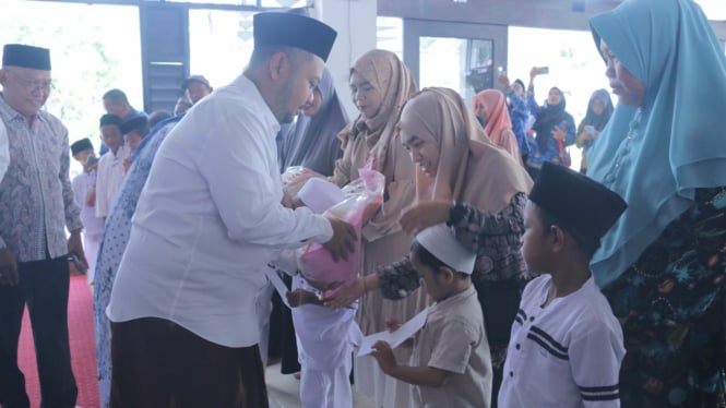 Bupati Gresik Fandi Akhmad Yani Memberikan Santunan Anak Yatim