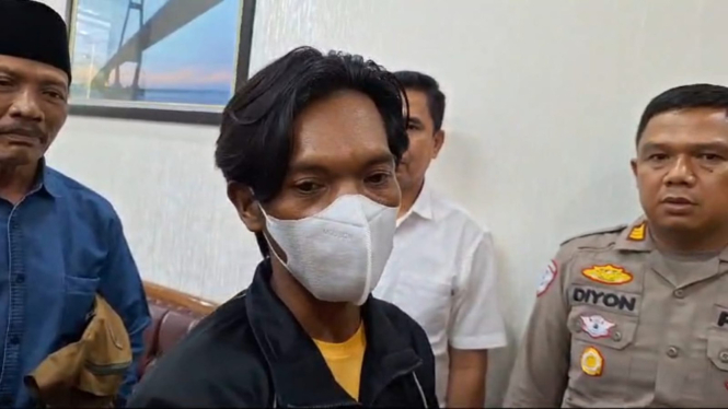 Zaenal, ayah korban saat mendatangi kantor polisi.