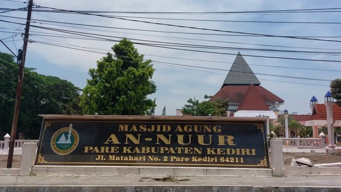 Tampak depan Masjid Agung An-Nuur Pare Kediri