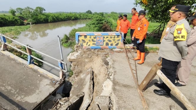 Petugas memantau jembatan penghubung Desa di Mojokerto ambruk.