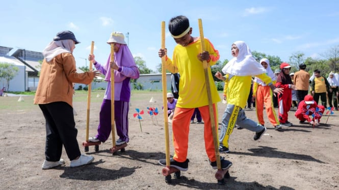 Anak-anak SD main mainan tradisional di hari anak sedunia bersama PTFI.