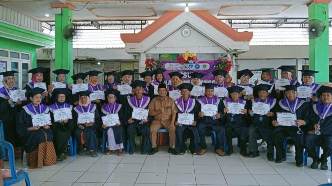 Para lansia peserta Selantang saat wisuda..