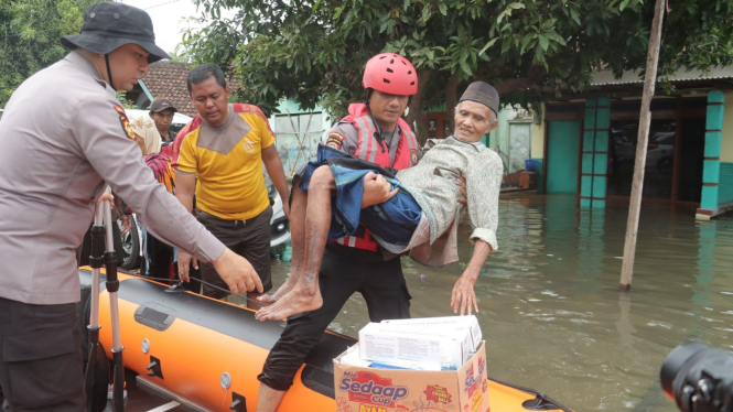 Polisi bantu korban banjir di Mojokerto