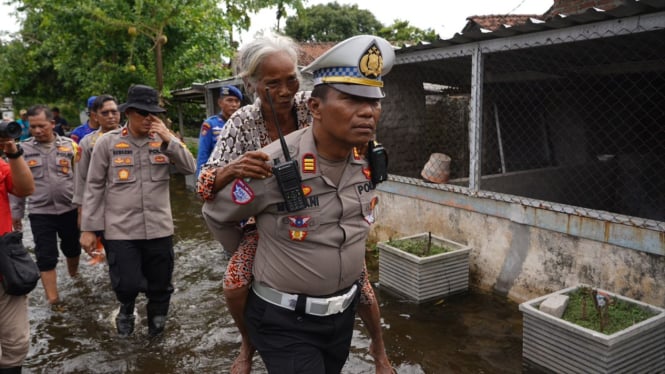 Evakuasi warga terdampak banjir