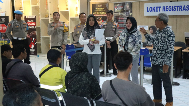 Tim Rorena Polda Jatim beri wacana ke warga di Samsat Polres Gresik.