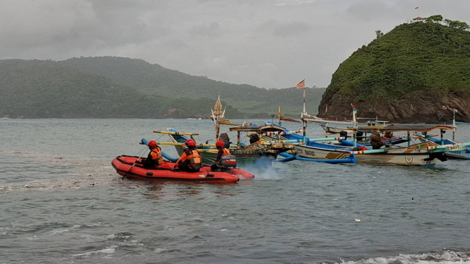Tim SAR Gabungan saat pencarian Asep di Pantai Payangan.