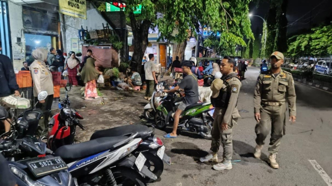 Satpol PP Gresik saat tertibkan parkir liar