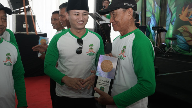 Desa menerima penghargaan Adipura Desa dari Bupati Trenggalek.