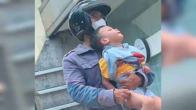 Tangkapan layar video kekerasan terhadap bocah lelaki di Surabaya.