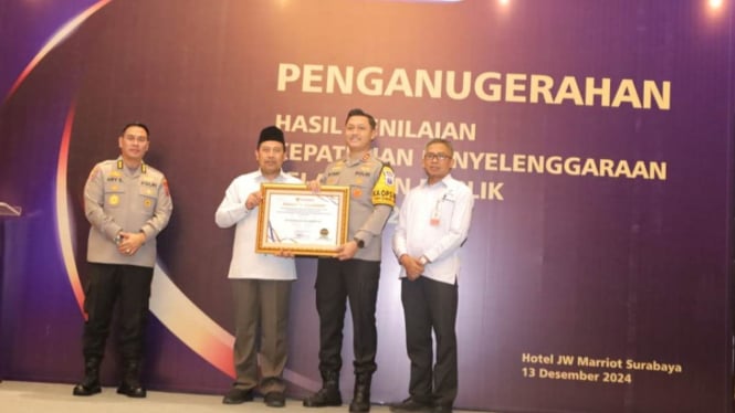 Polres Lamongan menerima penghargaan dari Ombudsman RI.