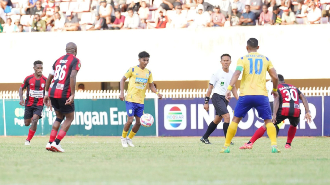 Gresik United melawan tuan rumah Persipura Jayapura.