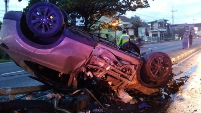 Minibus berpenumpang 5 orang kecelakaan di Lamongan