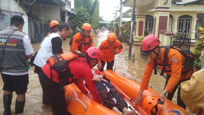 Nenek Sumini (60) dievakuasi di tengah banjir Trenggalek.