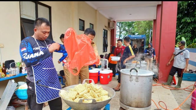 Dapur umum siapkan ribuan porsi makanan bagi terdampak banjir.