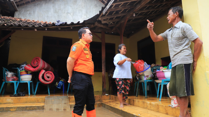 Pj Gubernur Jatim Adhy Karyono meninjau lokasi banjir Ponorogo