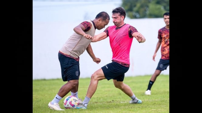 Fabien Garcia berompi merah saat latihan