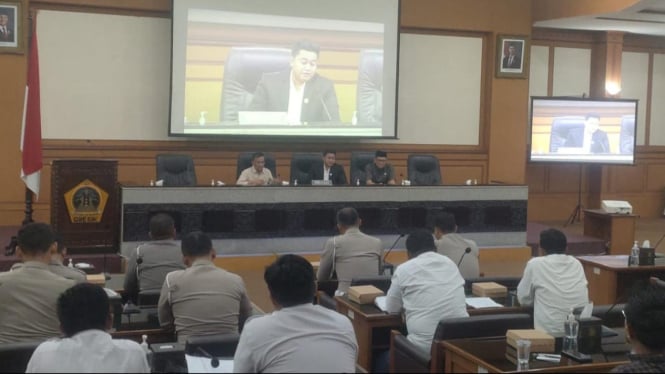 Rapat anggota dewan terkait truk langgar aturan