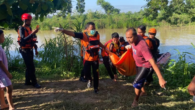 Petugas gabungan saat mengevakuasi korban tenggelam.