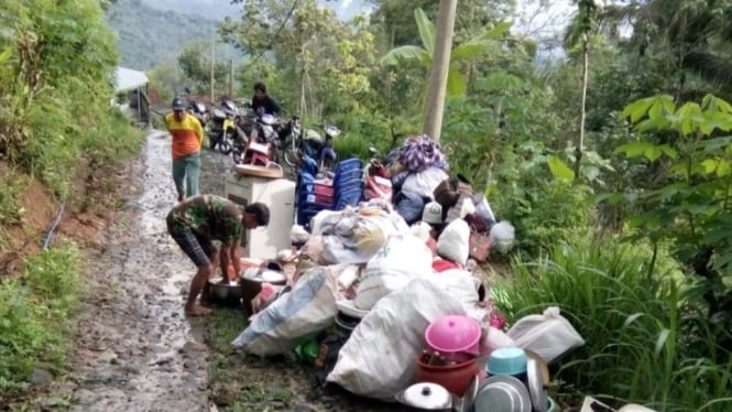 Warga mengungsi gegara tanah gerak di Desa Ngrandu, Trenggalek.