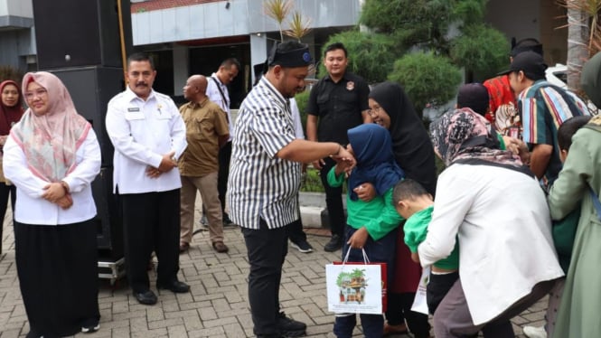 Bupati Gresik Fandi Akhmad Yani bersama penyandang difabel