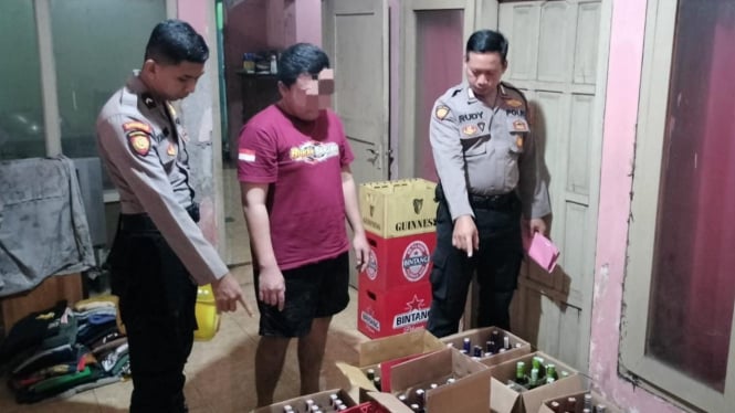 Anggota Polres Gresik saat mengamankan miras