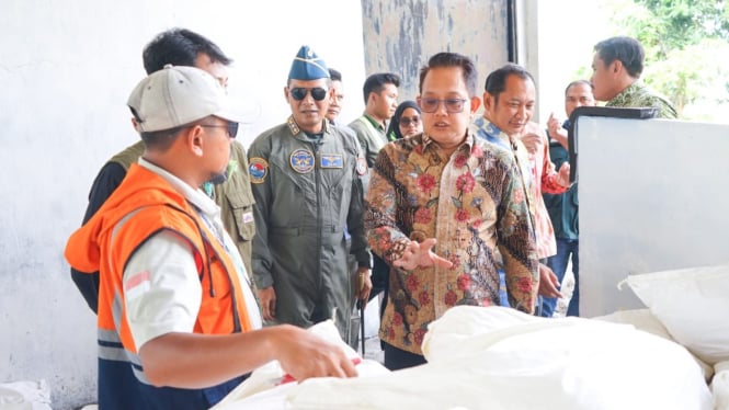 Pj Gubernur Jatim Adhy Karyono Meninjau Posko Operasi Modifikasi Cuaca