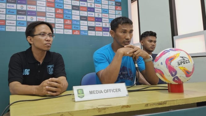 Pelatih Persela Lamongan Zulkifli Syukur