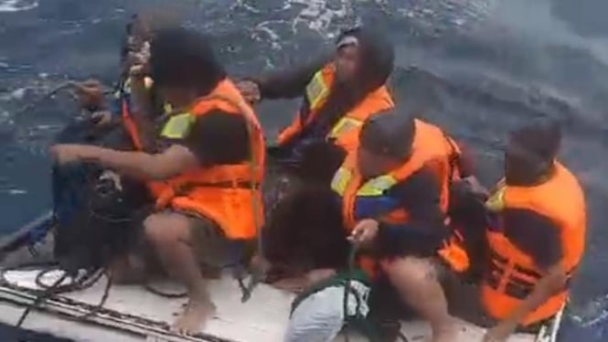 Sejumlah nelayan ditemukan terombang-ambing di tengah laut