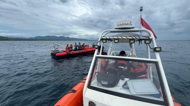 Tim SAR Gabungan saat melakukan pencarian terhadap penumpang kapal penyeberangan yang melompat di Selat Bali, Sabtu (21/12/2024).