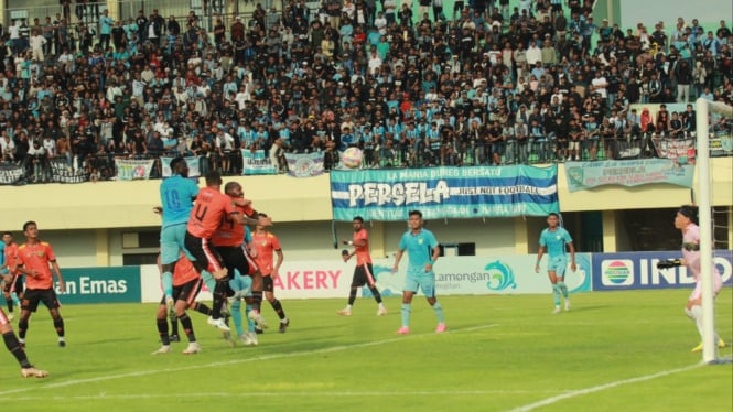 Pemain Persela Berduel dengan pemain Persibo Bojonegoro