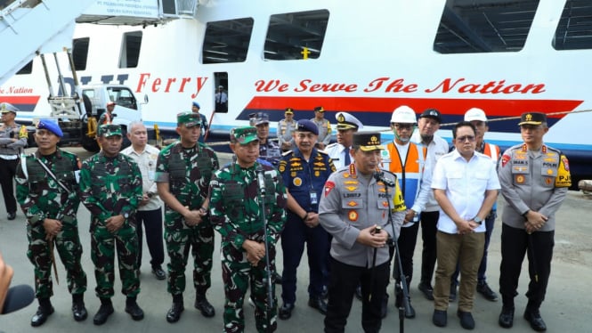 Pj Gubernur Adhy Cek Posko Terpadu Nataru Tanjung Perak