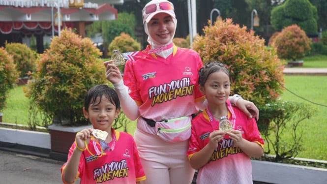 Novita Hardini bersama buah hatinya dalam Economic Run Trenggalek