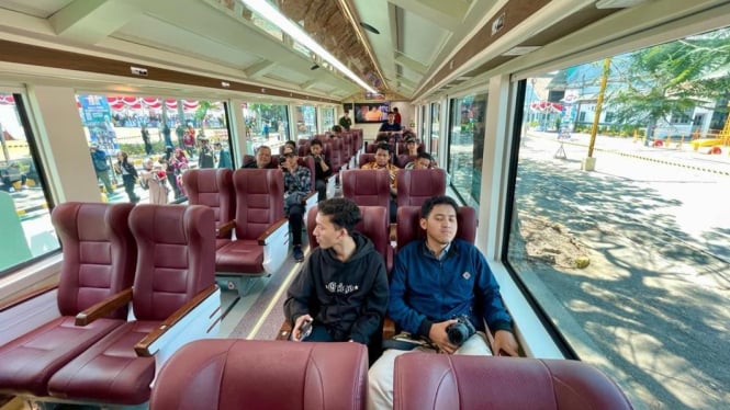 Suasana di dalam Kereta Panoramic di KA Mutiara Timur.