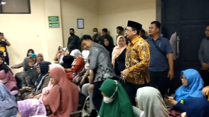 Gus Muhdlor bersama pendukungnya di Pengadilan Tipikor Surabaya.