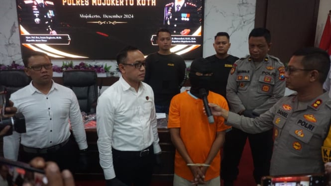 Tersangka pembunuhan pria di Kebun Jeruk Mojokerto saat di kantor polisi.